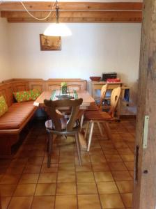 a dining room with a table and chairs and a couch at Ferienhaus-Ilstad in Udler