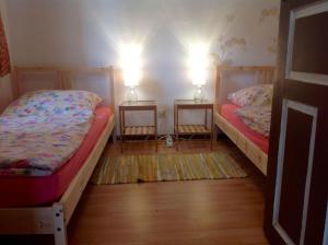 UdlerにあるFerienhaus-Ilstadの小さな部屋のベッド2台(ランプ2つ付)