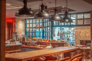 una cocina con mesa y algunas luces colgantes en Grand Opera Hotel en Kutaisi