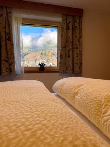 um quarto com 2 camas e uma janela com vista em Apart Theresa em Fügen