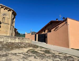 ein Gebäude mit einer Mauer neben einer Straße in der Unterkunft Casa Juan de castilseco 