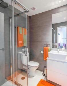łazienka z toaletą i umywalką w obiekcie Apartamentos Levante w mieście Zahara de los Atunes