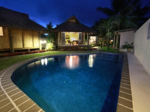 ラロトンガ島にあるMuri Beach Hideaway - Adults Onlyの夜間の家の前のスイミングプール +18枚の写真