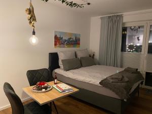 um pequeno quarto com uma cama e uma mesa em Exklusive Ferienwohnung 5km vom Centrum em Bremen