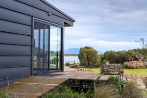 una casa con vista al agua en Sawyers Bay Shacks, en Emita