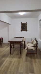 ein Zimmer mit einer Tischtennisplatte und einem Stuhl in der Unterkunft Casa Berbece in Moieciu de Jos