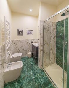 une salle de bain avec un lavabo et une douche dans l'établissement Romana Suites, à Milan