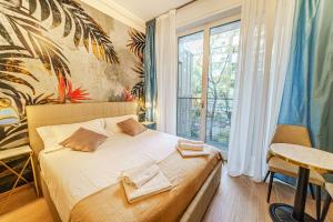 une chambre avec un lit et une grande fenêtre dans l'établissement Romana Suites, à Milan