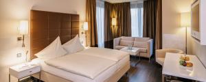 Un pat sau paturi într-o cameră la Hotel Eberhards am Wasser
