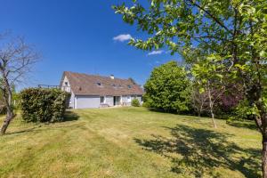 un’immagine di una casa con cortile di Maison des Grands Champs a Saint-Aignan