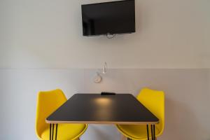 TV a/nebo společenská místnost v ubytování Nena Apartments - Kreuzberg 61