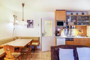 uma cozinha e uma sala de jantar com mesa e cadeiras em Haus Excelsior Top 6 em Seefeld in Tirol