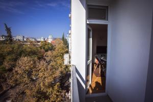 una puerta abierta a un balcón de un edificio blanco en Jasmin 2 en Stara Zagora