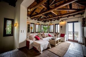 una sala de estar con un sofá y una mesa en Villa Melissa Tsagarada, en Tsagkarada