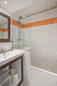 une salle de bain avec une baignoire, un lavabo et une douche dans l'établissement Tignes appart 4 pers /piscine/sauna/pied des pistes, à Tignes