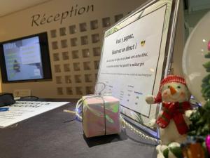 a snowman and a suitcase on a table next to a screen at Hôtel des Etats-Unis in Toulouse