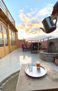 uma bebida sobre uma mesa com um pote em cima em Moana Surf Maroc em Tamraght Ouzdar