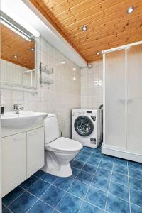 ein Badezimmer mit Toilette und Waschmaschine in der Unterkunft Fully equipped independent apartment near NTNU,Lerkendal og center in Trondheim
