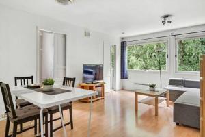 ein Wohnzimmer mit einem Tisch und einem Sofa in der Unterkunft Fully equipped independent apartment near NTNU,Lerkendal og center in Trondheim