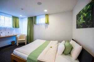 Postel nebo postele na pokoji v ubytování Hotel Ochsen Rapperswil/BE