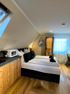 a bedroom with a bed with a microwave on it at Stadtvilla Apartments Ferienwohnungen Weinsberg in Weinsberg