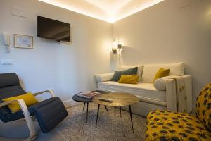 sala de estar con sofá y mesa en Apartamentos San Salvador Parking Gratis, en Mérida