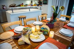 einen Holztisch mit Essen in der Küche in der Unterkunft House Bosnic in Cista Provo