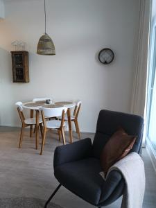 - un salon avec une chaise et une table dans l'établissement Aurinkoranta D6, à Kalajoki
