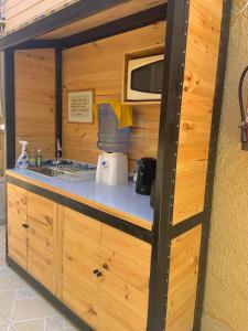 cocina con encimera y microondas en Hostal Playa Peñuelas, en Coquimbo