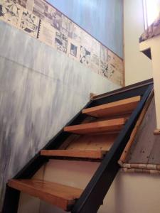 a set of wooden stairs in a room at Hermoso Loft, con estacionamiento gratuito in Talca