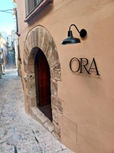 ORA Hotel Priorat, a Member of Design Hotels في Torroja: علامة على جانب مبنى مع باب