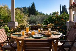 una mesa de madera con comida y vasos de zumo de naranja en Sunny House, en Korčula