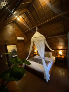 Ліжко або ліжка в номері Kubu Bakas Guest House - CHSE Certified