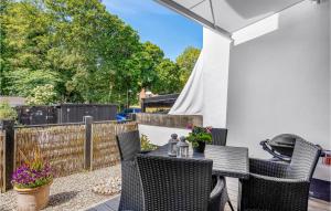 un patio con mesa, sillas y una valla en Amazing Apartment In Helsingr With 1 Bedrooms And Wifi, en Helsingør