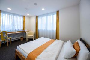Postel nebo postele na pokoji v ubytování Hotel Ochsen Rapperswil/BE