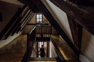 Una mujer caminando por una escalera en un edificio en Residence Thunovska en Praga