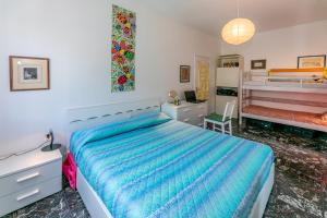 una camera con letto e piumone blu di Casa Luisa Relax & Outdoor in Finale a Finale Ligure