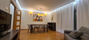 Una sala de estar con una mesa y sillas y un sofá. en Port Blau Cambrils, en Cambrils