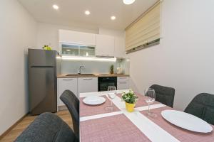 Kuchyňa alebo kuchynka v ubytovaní Apartments Villa Nadalina Deluxe