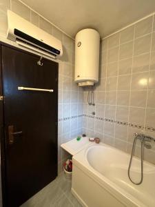 La salle de bains est pourvue d'une baignoire et de la climatisation. dans l'établissement Kod Labuda, à Ivanjica