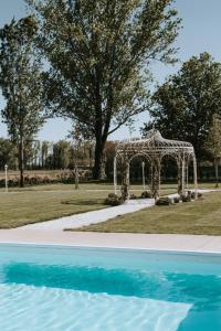 un lieu de mariage en plein air avec une arche blanche et une piscine dans l'établissement Villa La Personala, 