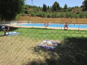 uma cerca em frente a uma piscina em Camping Hoces de Mira em Mira