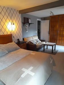 1 dormitorio con 1 cama y sala de estar en Agradable casa rural en Galicia en A Estrada