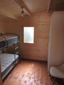 Habitación con 2 literas y ventana en Camping Hoces de Mira en Mira