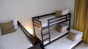 Postel nebo postele na pokoji v ubytování Nara Residence Trang