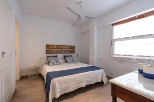 1 dormitorio con 1 cama y ventilador de techo en Apartamento Bel Planta Baja First Line Pinewalk, en Puerto Pollensa