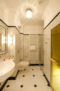 a white bathroom with a sink and a toilet at Willa Mała Pieniawa in Polanica-Zdrój