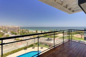 balkon z widokiem na plażę i ocean w obiekcie Una Vista Divina - Mil Palmeras w mieście Pilar de la Horadada