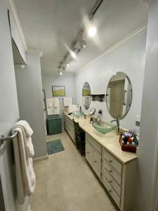 uma casa de banho com 2 lavatórios e um espelho grande em 2 Bedroom Apartment overlooks WCU and Cullowhee NC - Smoke and Pet free em Sylva
