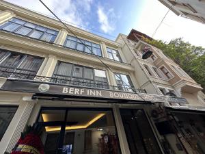 un edificio con una señal para la entrada a una boutique de cervecería en Berfinn Hotel Ortaköy, en Estambul 20 fotos más
